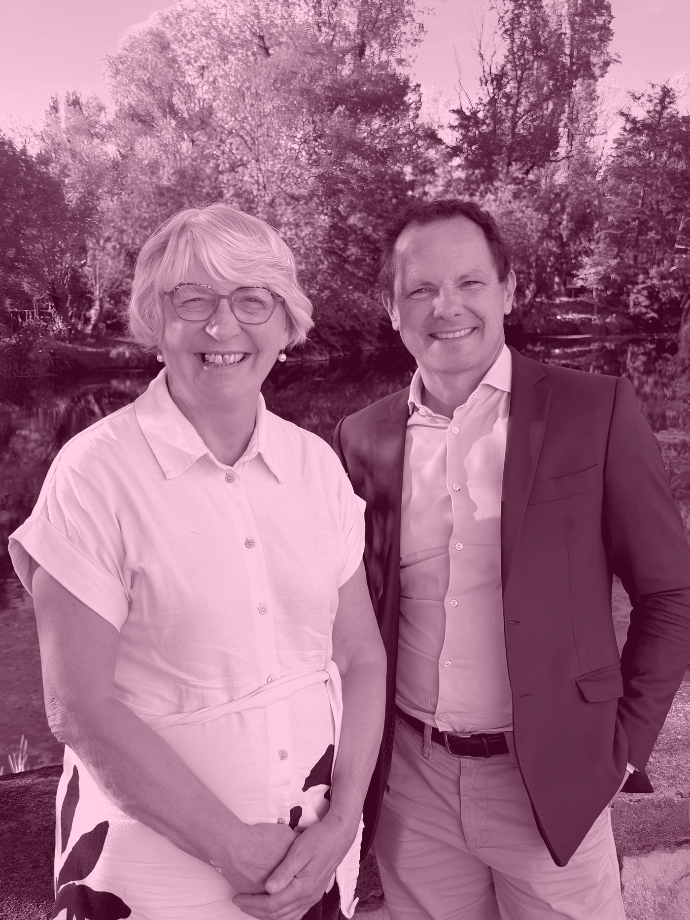 Paulette Matray aux côtés de Jérôme Durain, au bord de l’eau.
