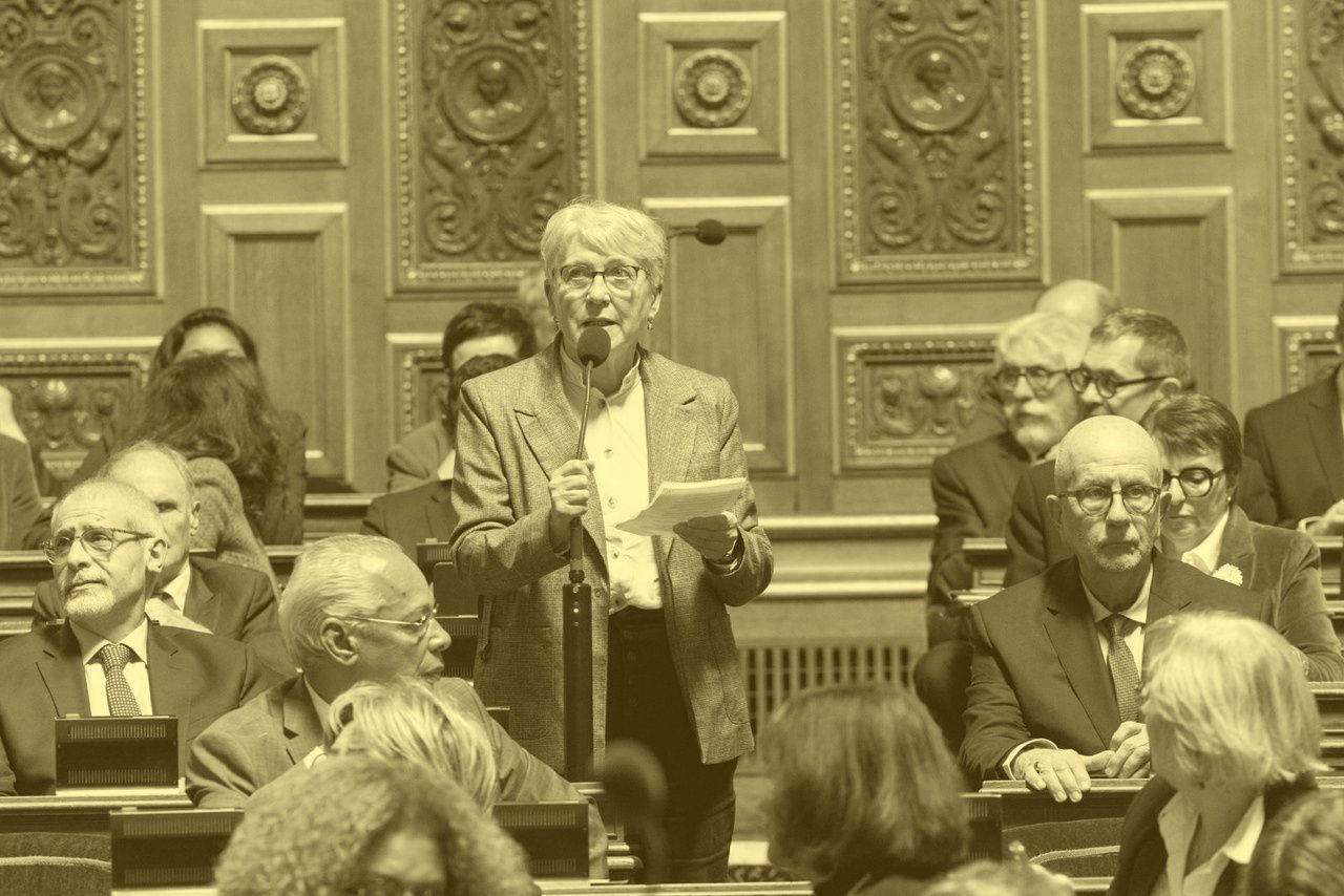 Paulette Matray prend la parole debout dans l’hémicycle du Sénat.