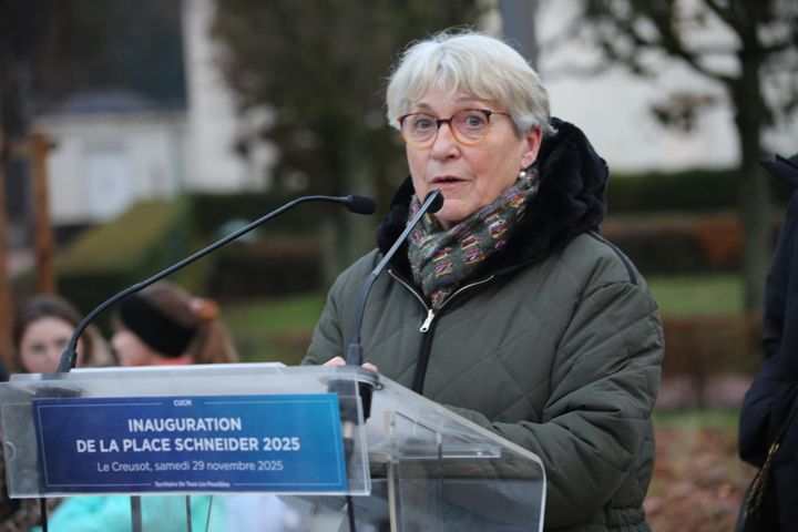 Paulette Matray au pupitre lors de l’inauguration de la place Schneider au Creusot.