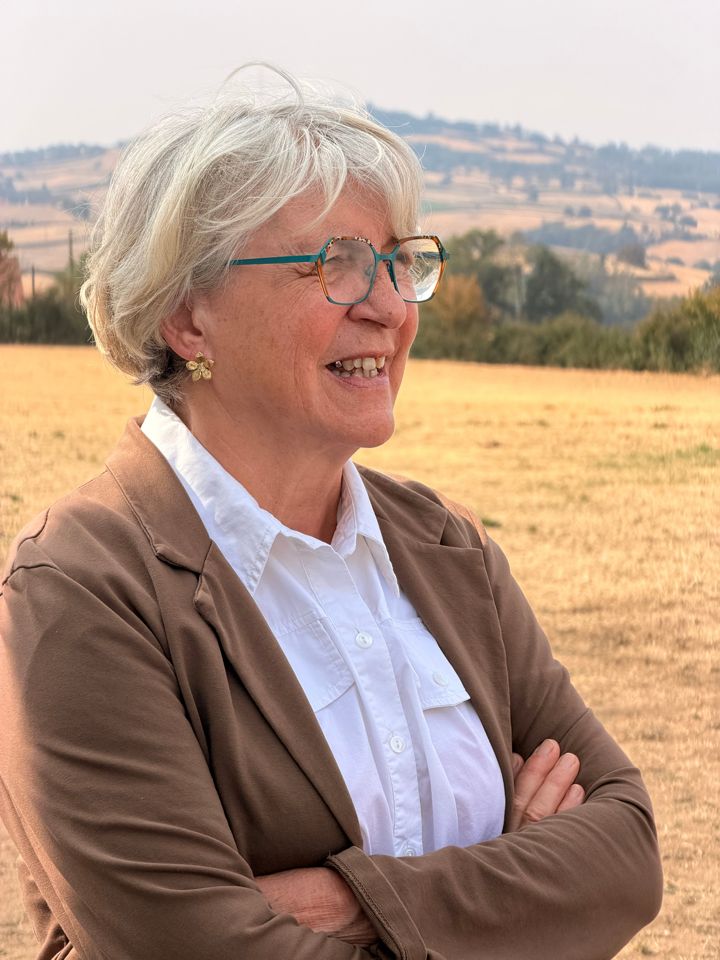 Portrait de Paulette Matray dans un champ du Charolais.