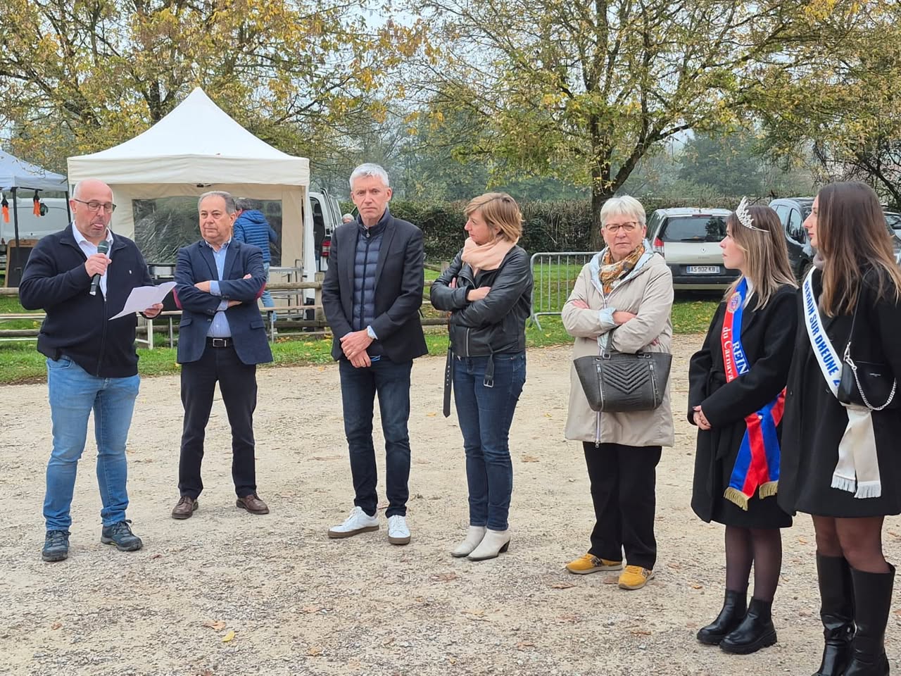 Paulette Matray aux côtés d’élus et de jeunes femmes portant une écharpe de reine, lors de l’ouverture de la Foire d’automne de Saint-Bérain-sur-Dheune
