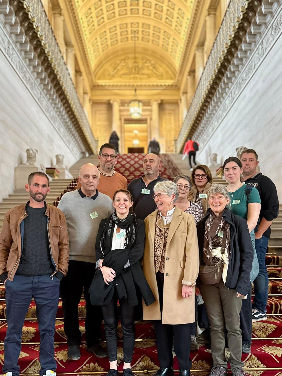 Paulette Matray et l’équipe municipale de Coublanc réunies sur l’escalier d’honneur du Palais du Luxembourg