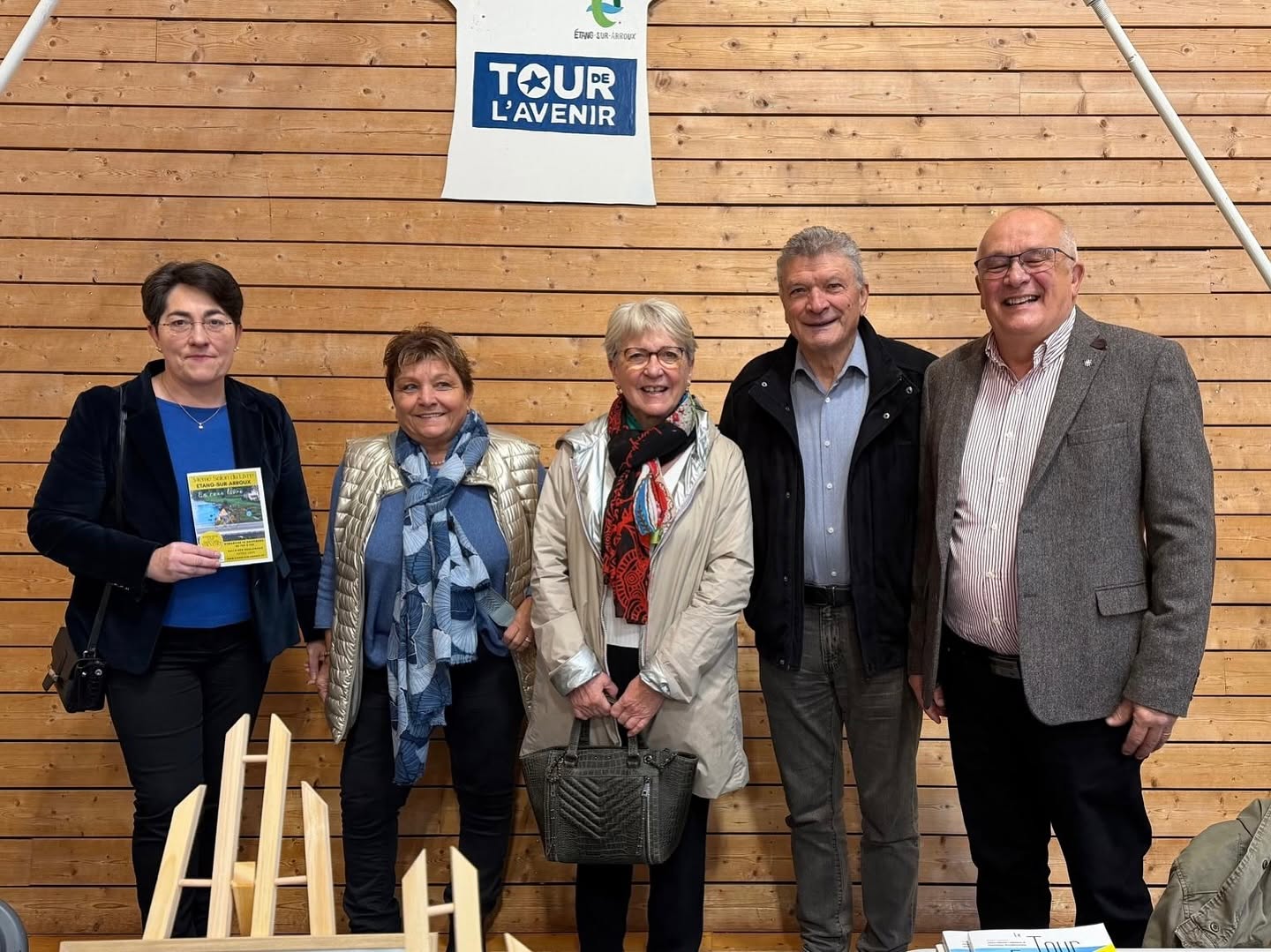 Paulette Matray et quatre autres participants posent dans le gymnase des Guillemaux, lors du Salon du livre d’Étang-sur-Arroux