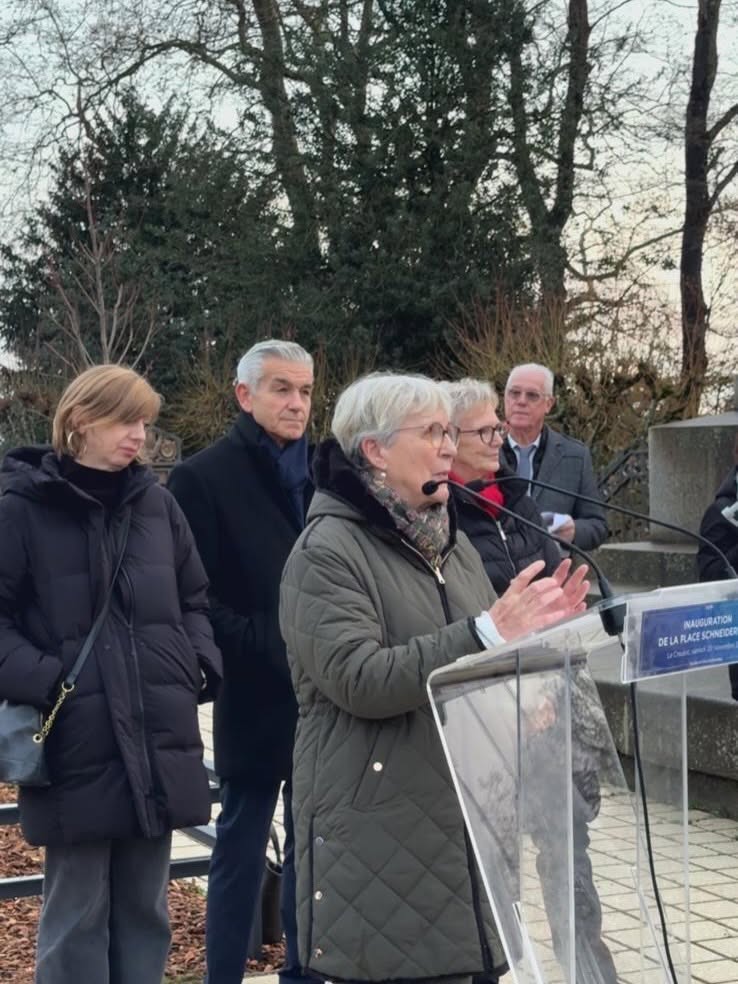 Paulette Matray au micro, derrière le pupitre de l’inauguration de la place Schneider au Creusot, entourée d’élus