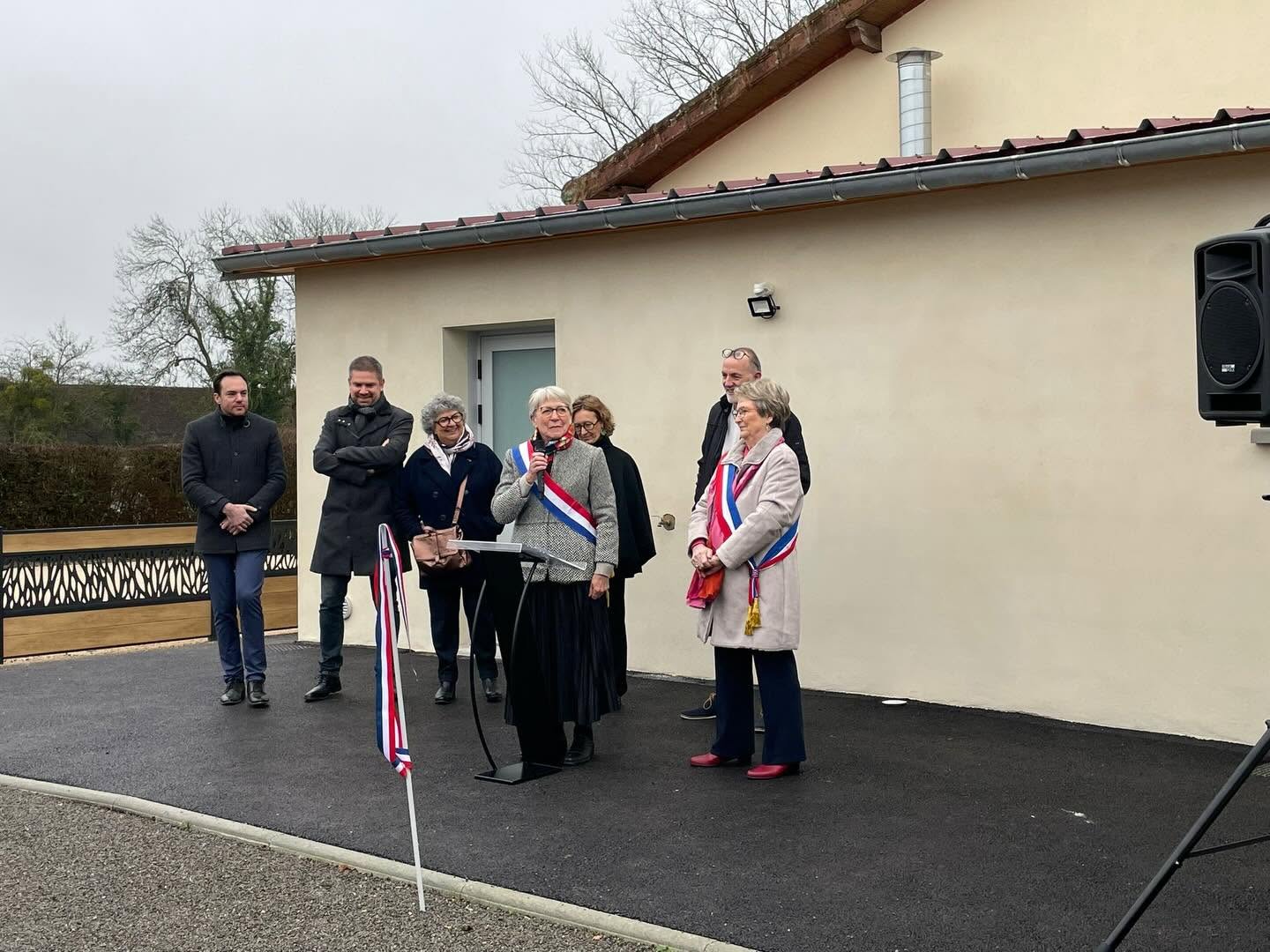 Paulette Matray, ceinte de son écharpe, prend la parole au micro devant la salle communale de Savigny-sur-Seille, aux côtés de la maire