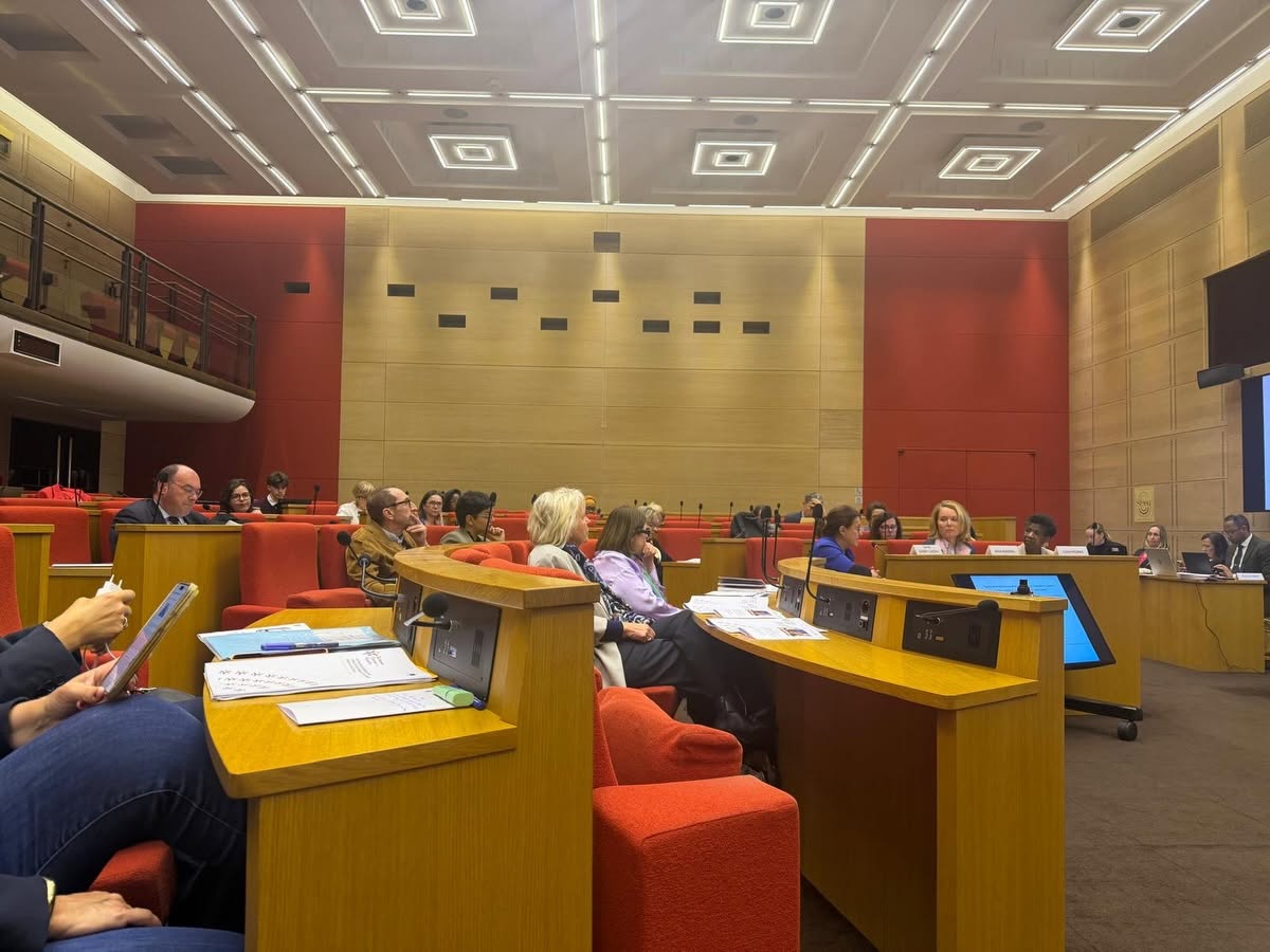 Réunion conjointe de deux délégations dans une salle de réunion du Sénat aux pupitres en bois