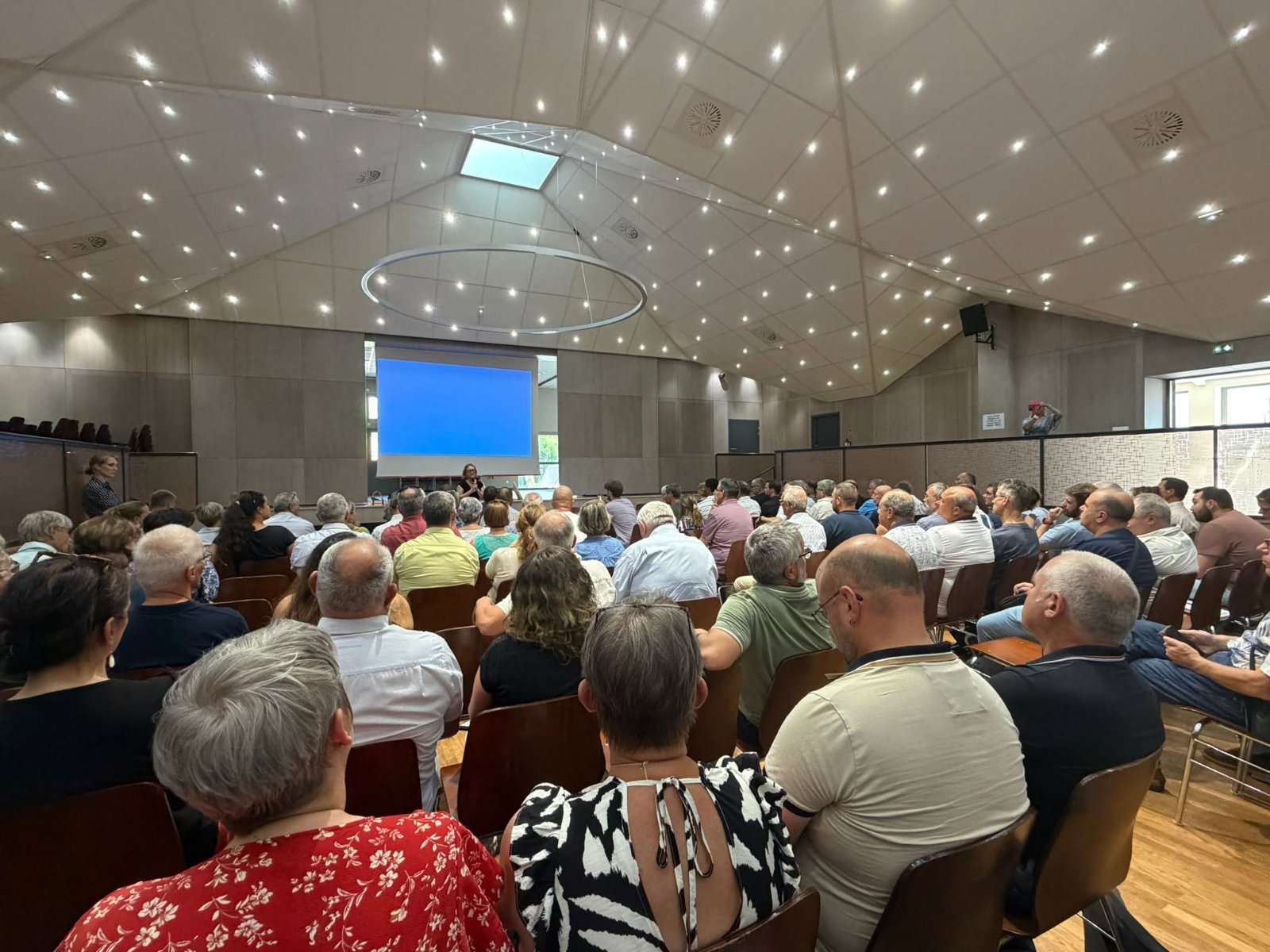 Une salle comble de maires et d’élus, réunis par la sous-préfecture de Louhans