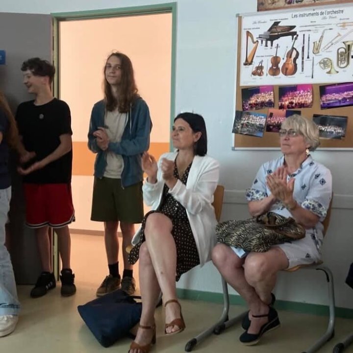 Paulette Matray, assise au premier rang, applaudit lors de l’inauguration au collège Gabriel-Bouthière, aux côtés d’élèves et d’une invitée