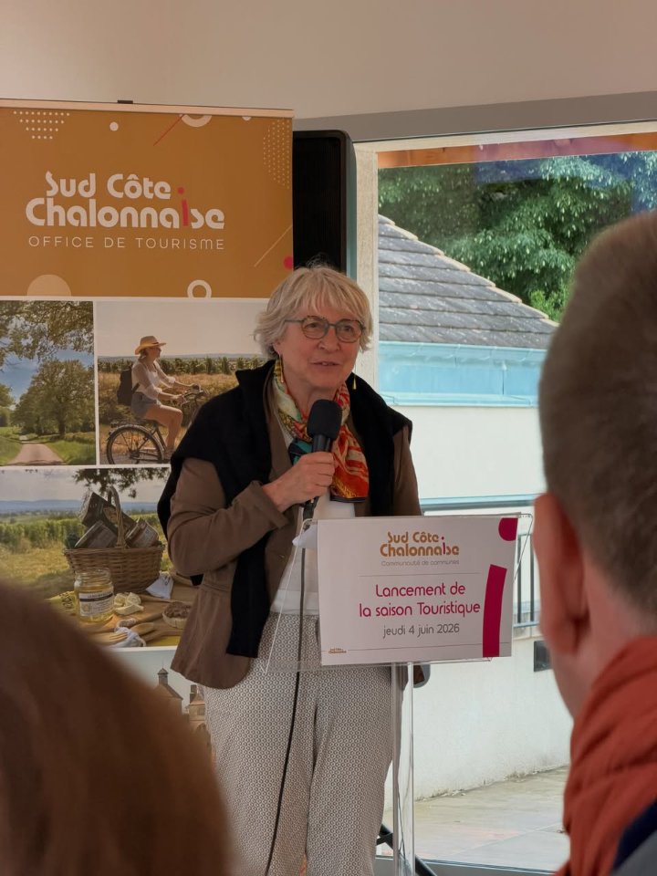Paulette Matray au micro, derrière un pupitre « Lancement de la saison touristique, jeudi 4 juin 2026 », devant une affiche de l’Office de tourisme Sud Côte Chalonnaise