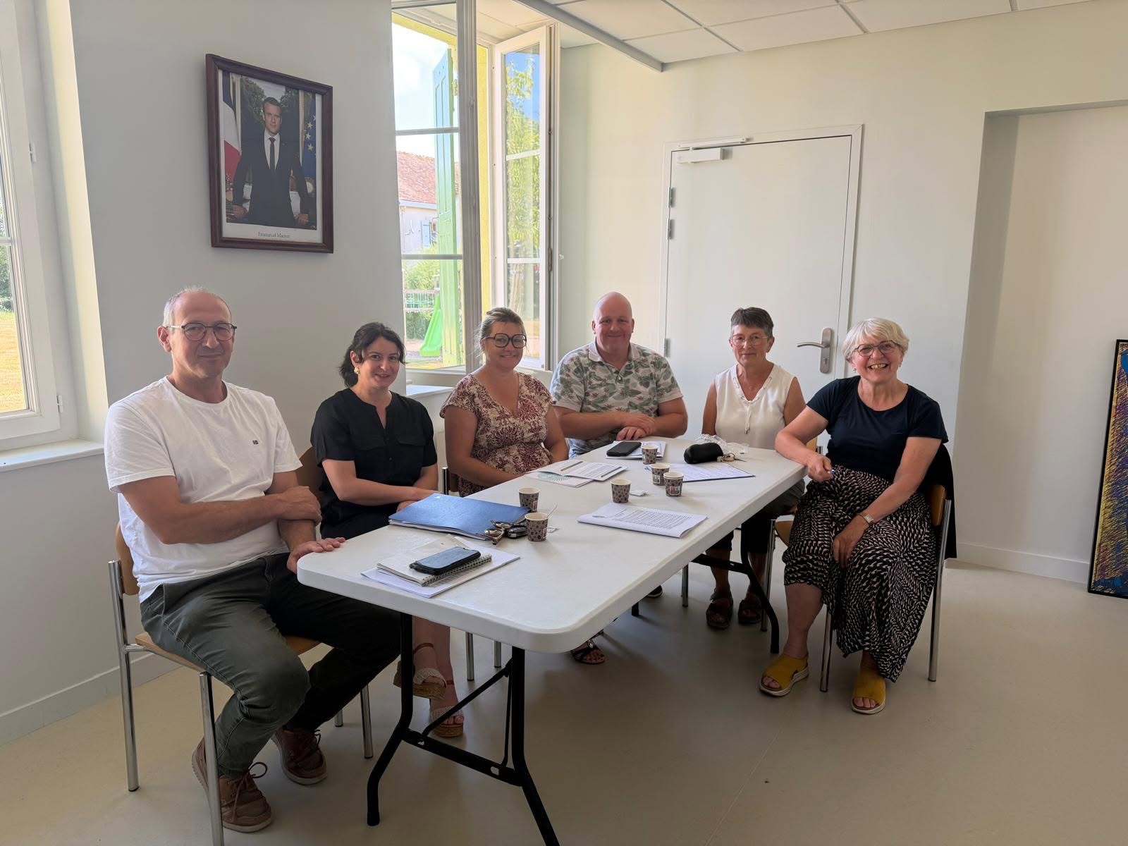 Paulette Matray autour d’une table de réunion avec cinq personnes, dont des représentants de la FDSEA de Saône-et-Loire