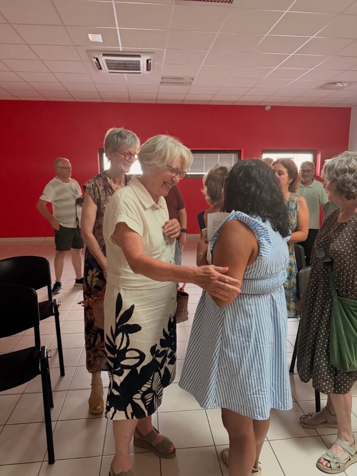 Paulette Matray, souriante, salue chaleureusement une participante lors du lancement de l’antenne mâconnaise de l’association Conscience