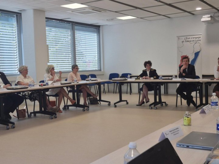 Réunion de travail à Mâcon autour de tables disposées en carré : Paulette Matray et des élus face au ministre de l’Éducation nationale et à des représentants de l’État