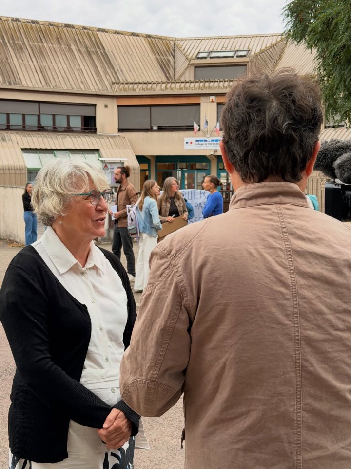 Paulette Matray répond à une interview devant le collège de la Varandaine à Buxy, où sont rassemblés parents et personnels