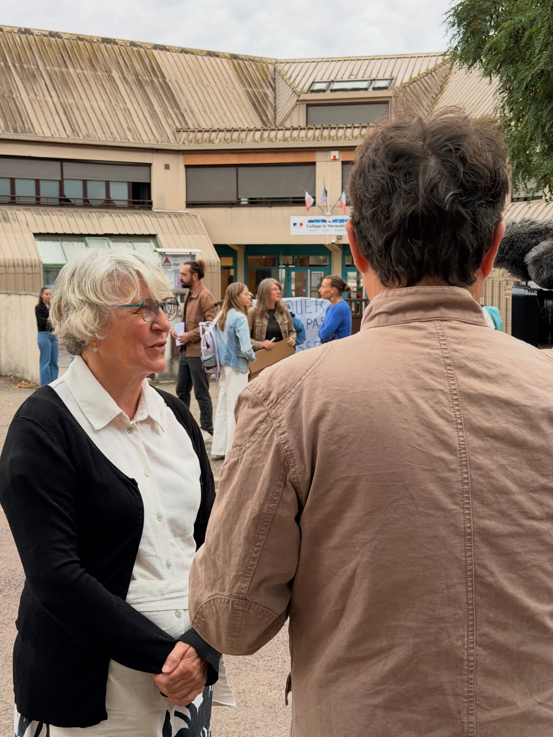 Paulette Matray répond à une interview devant le collège de la Varandaine à Buxy, où sont rassemblés parents et personnels