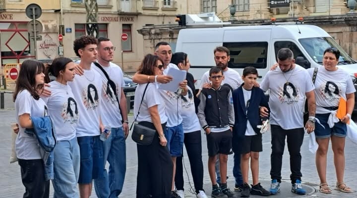 Les proches de Sabrina Caire, vêtus de tee-shirts blancs à son effigie, réunis dans une rue de Chalon-sur-Saône lors de la marche en sa mémoire