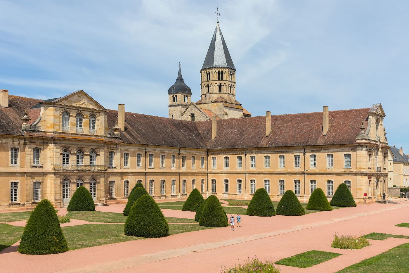 Les bâtiments abbatiaux de Cluny et le clocher de l’Eau-Bénite, au-dessus de jardins aux ifs taillés