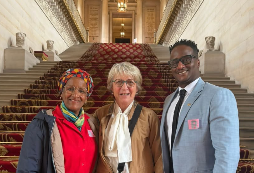 Paulette Matray entourée de Christiane Mathos et de Jérémie Jean Baptiste sur l’escalier d’honneur du Palais du Luxembourg