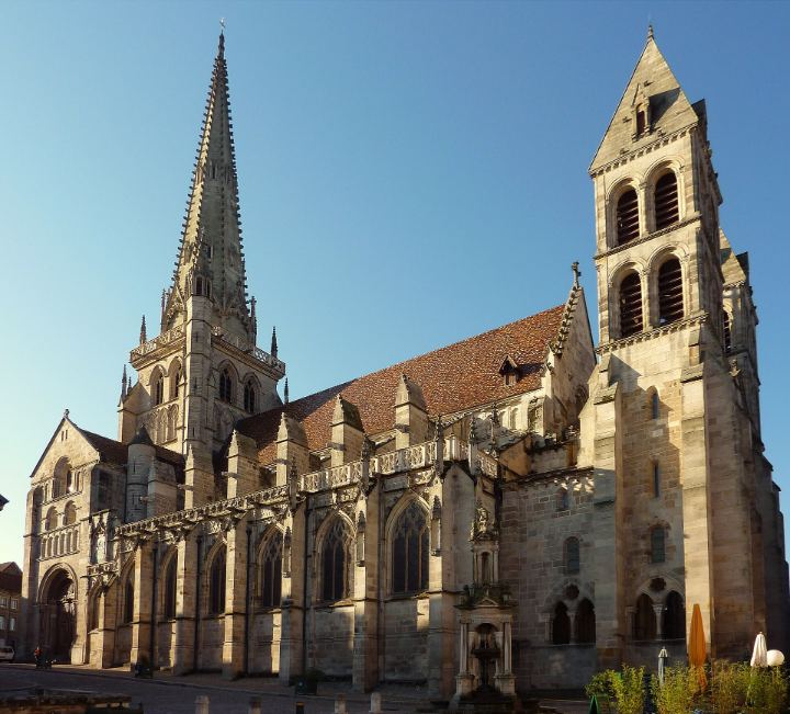 La cathédrale Saint-Lazare d’Autun, sa haute flèche et sa tour, sous un ciel bleu