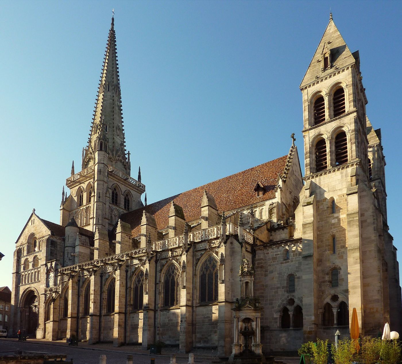 La cathédrale Saint-Lazare d’Autun, sa haute flèche et sa tour, sous un ciel bleu