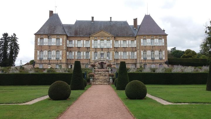 Le château de Drée, sa façade classique et ses jardins aux ifs taillés