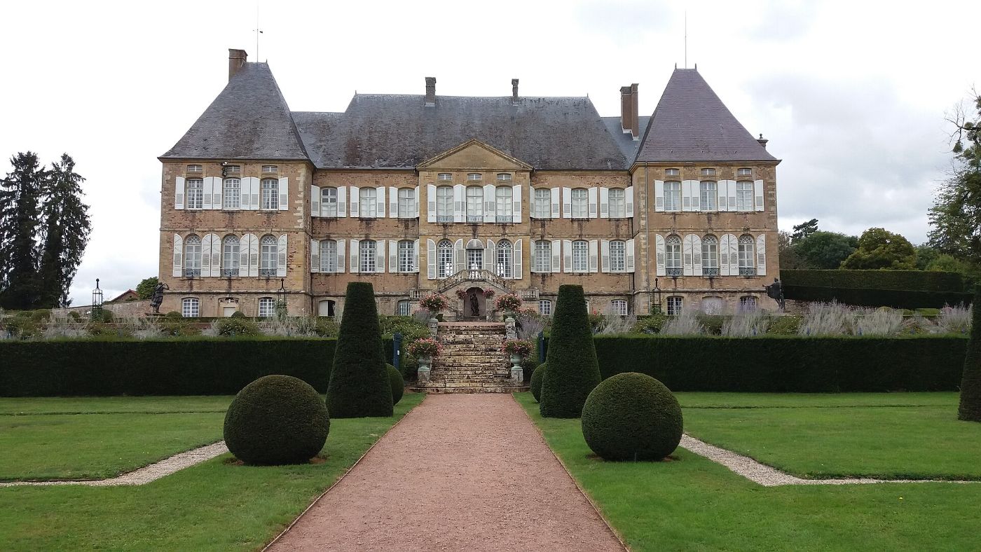 Le château de Drée, sa façade classique et ses jardins aux ifs taillés