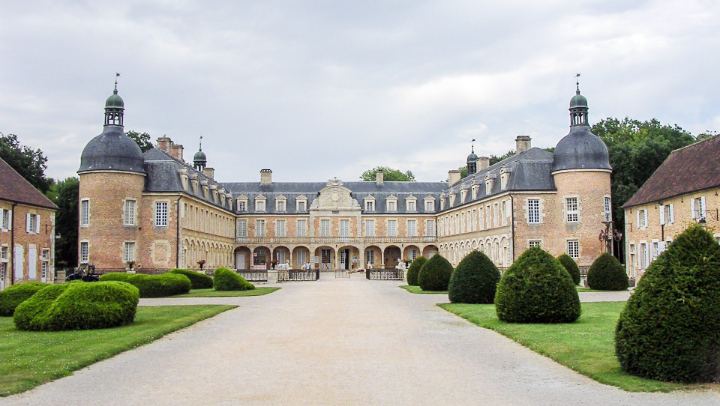 La cour d’honneur du château de Pierre-de-Bresse, qui abrite aujourd’hui l’écomusée de la Bresse bourguignonne