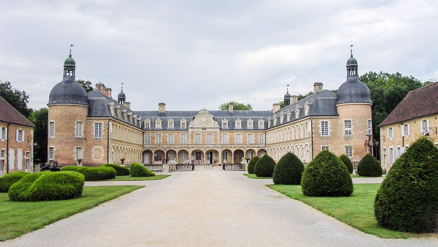 La cour d’honneur du château de Pierre-de-Bresse, qui abrite aujourd’hui l’écomusée de la Bresse bourguignonne