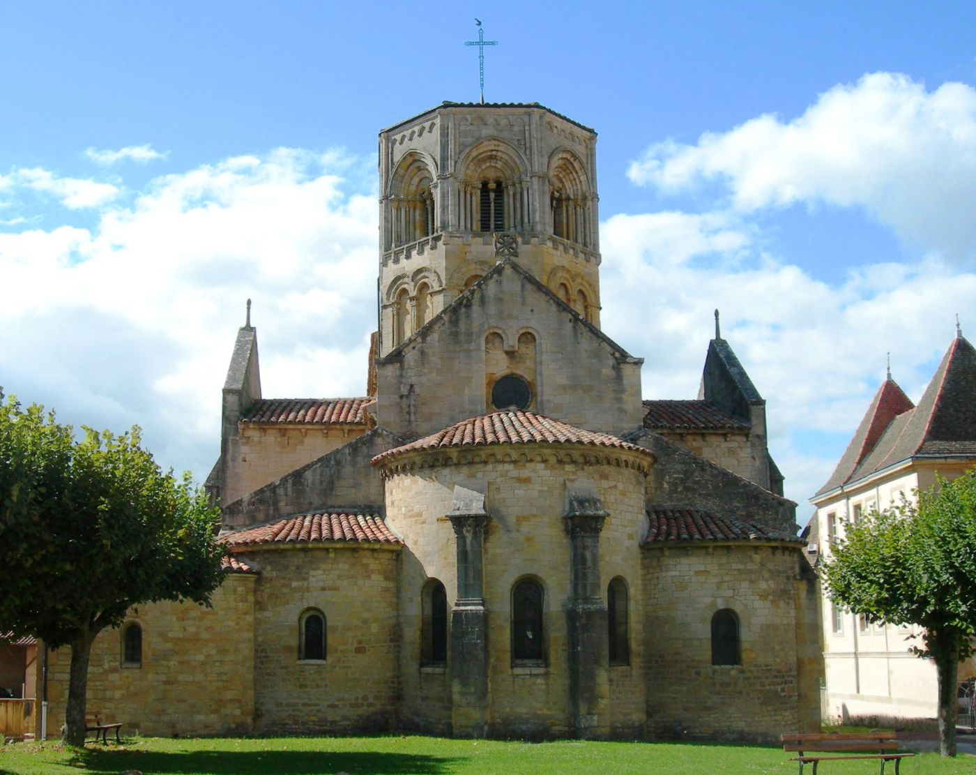 Le chevet roman de l’église Saint-Hilaire de Semur-en-Brionnais et son clocher octogonal