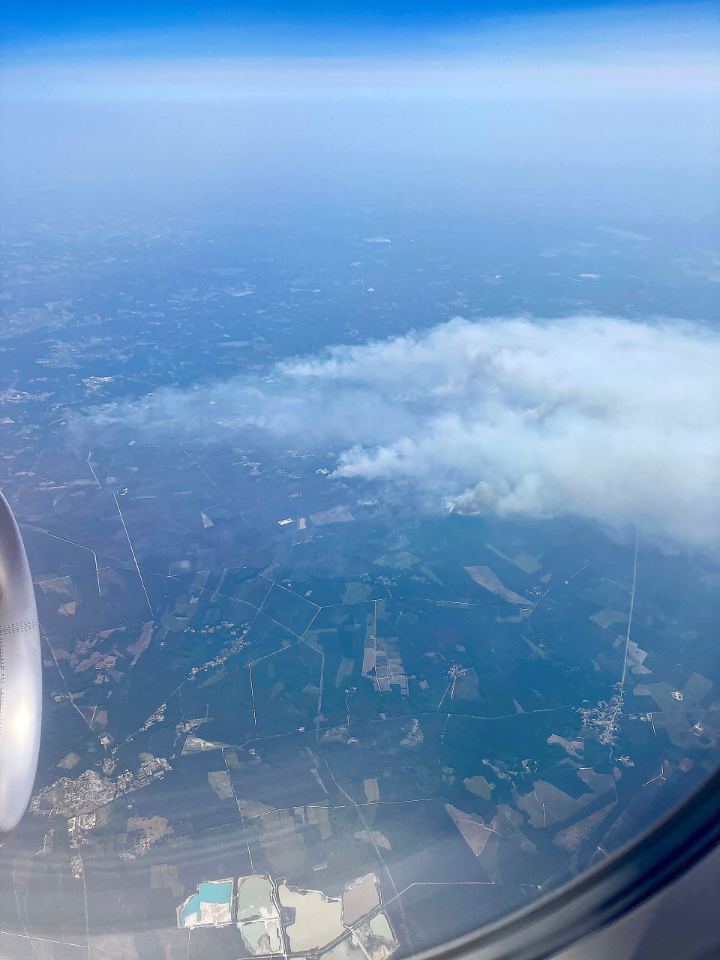Vue aérienne d’un épais panache de fumée au-dessus de la forêt landaise, lors de l’incendie de Landiras en Gironde