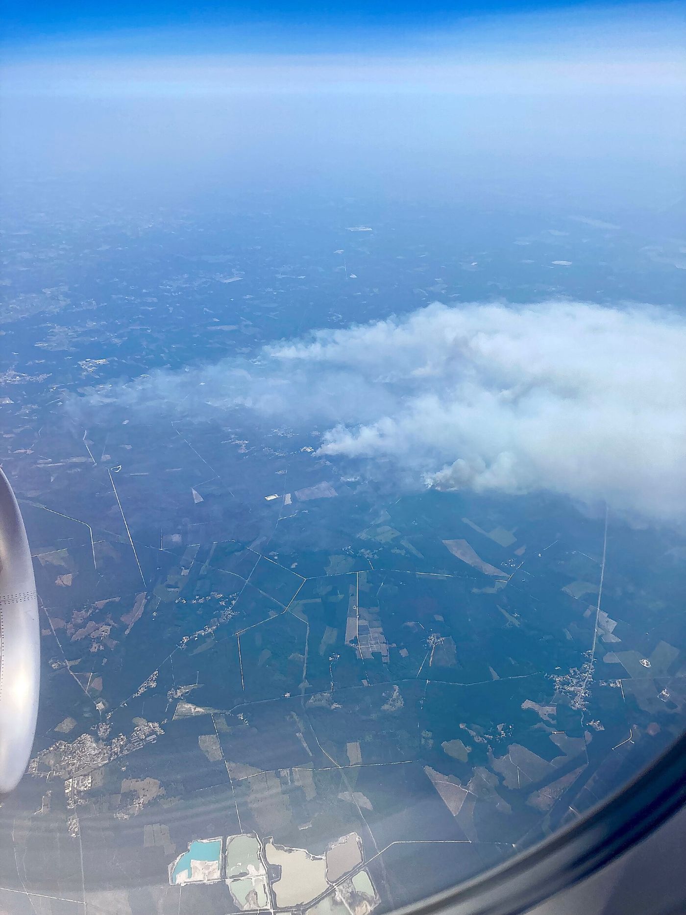 Vue aérienne d’un épais panache de fumée au-dessus de la forêt landaise, lors de l’incendie de Landiras en Gironde