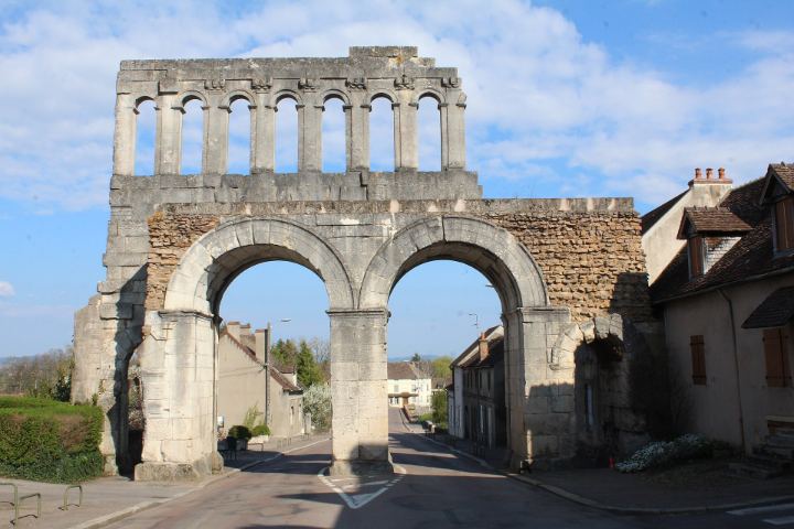 La porte d’Arroux à Autun, porte romaine à deux grandes arches surmontées d’une galerie d’arcades