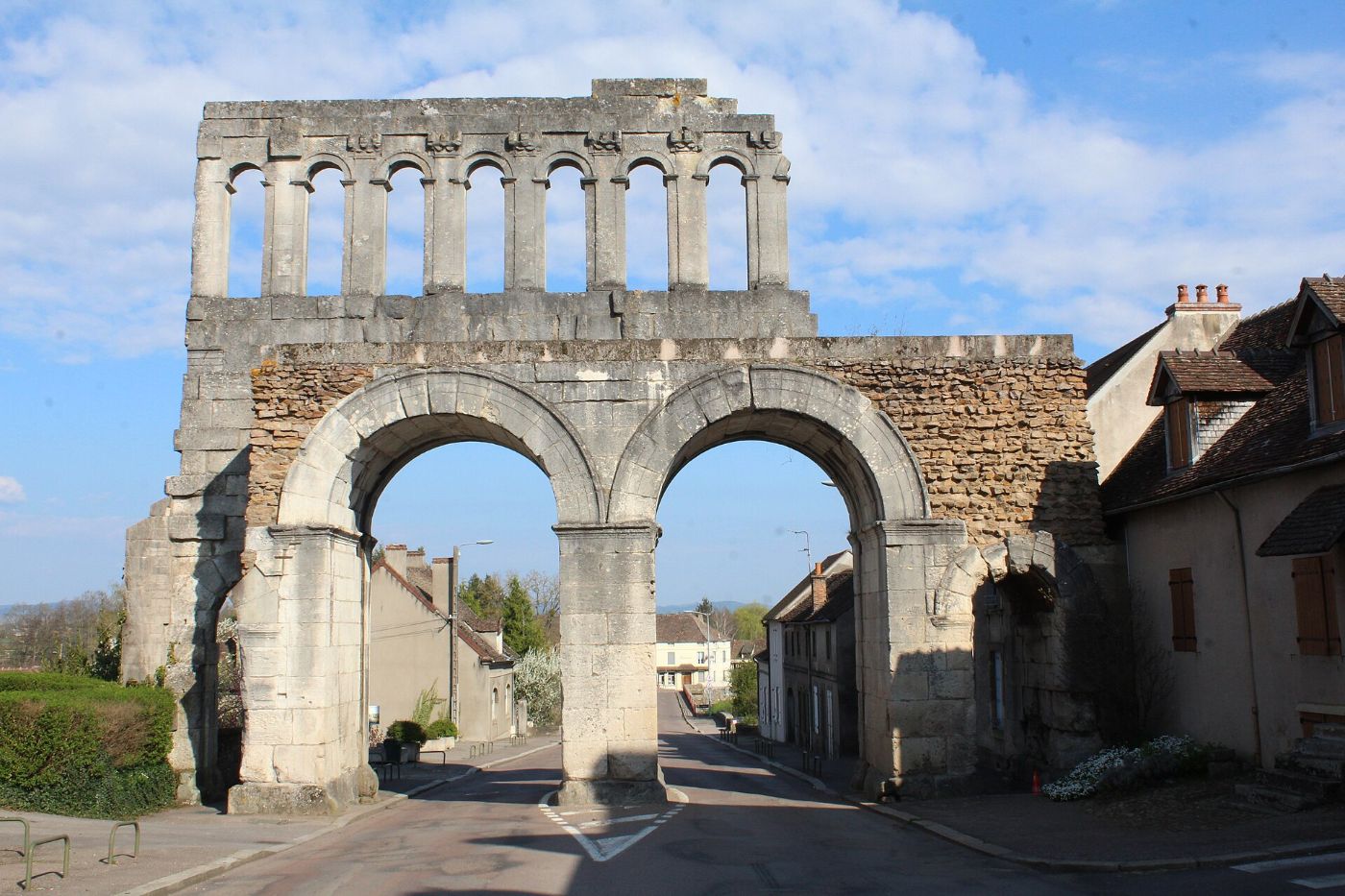La porte d’Arroux à Autun, porte romaine à deux grandes arches surmontées d’une galerie d’arcades