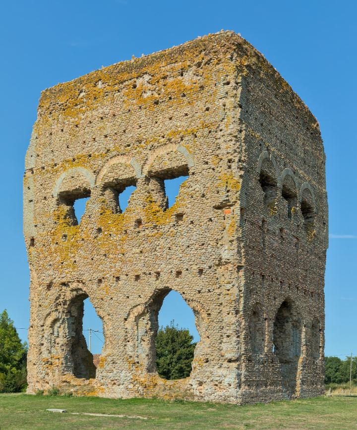 Les hauts murs en ruine du temple de Janus, vestige gallo-romain près d’Autun, sous un ciel bleu