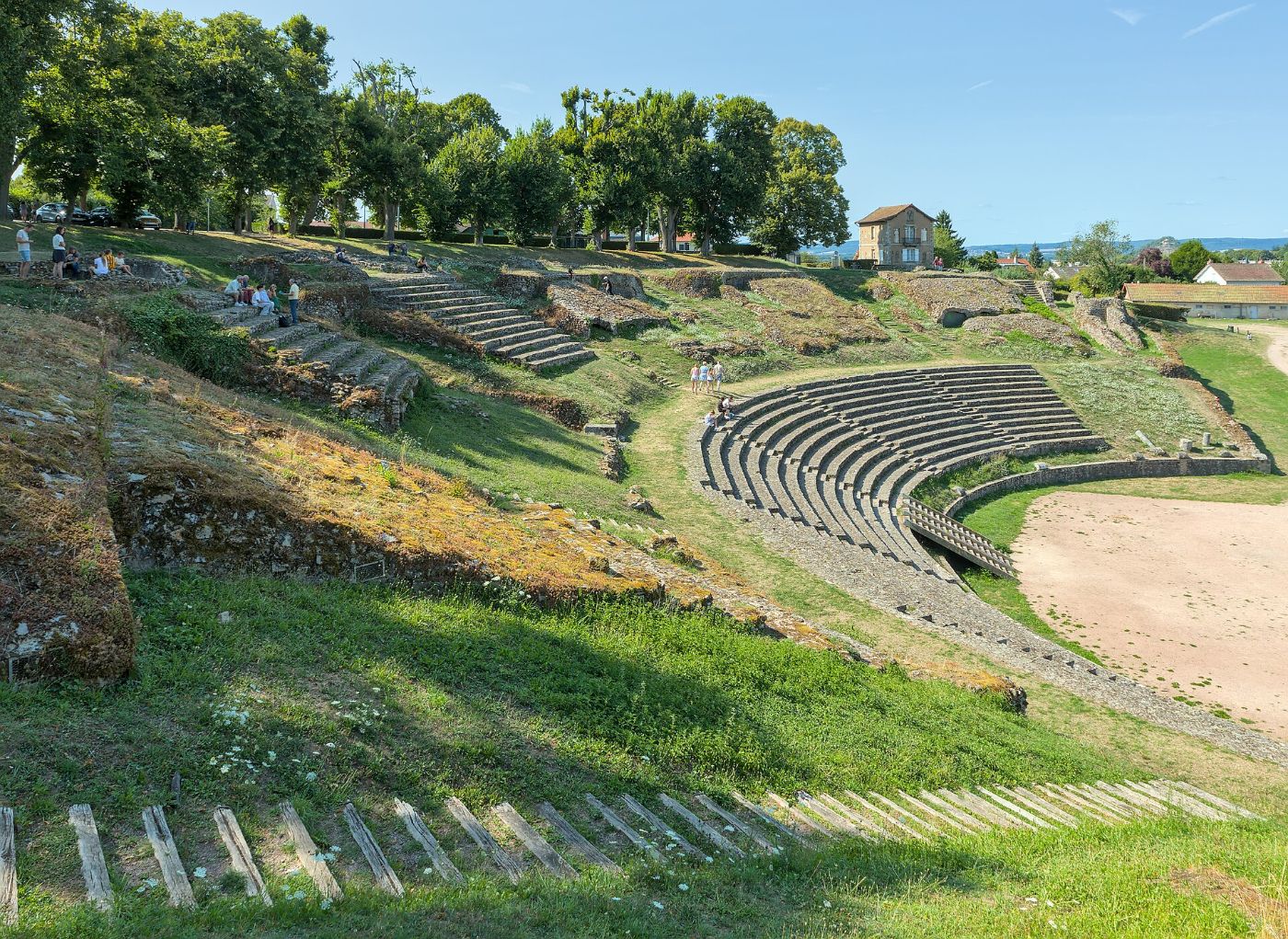 Les gradins en pierre du théâtre romain d’Autun, dans un écrin de verdure